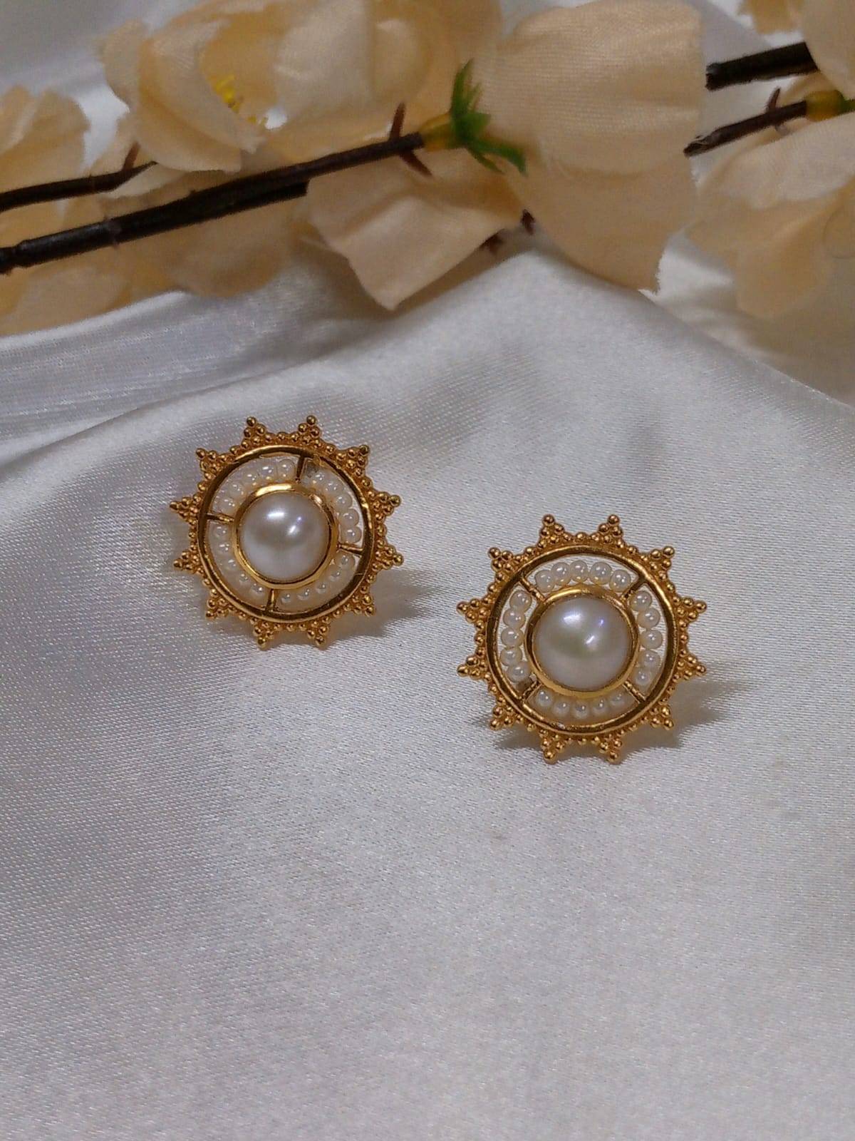 NOOMI silver earring image