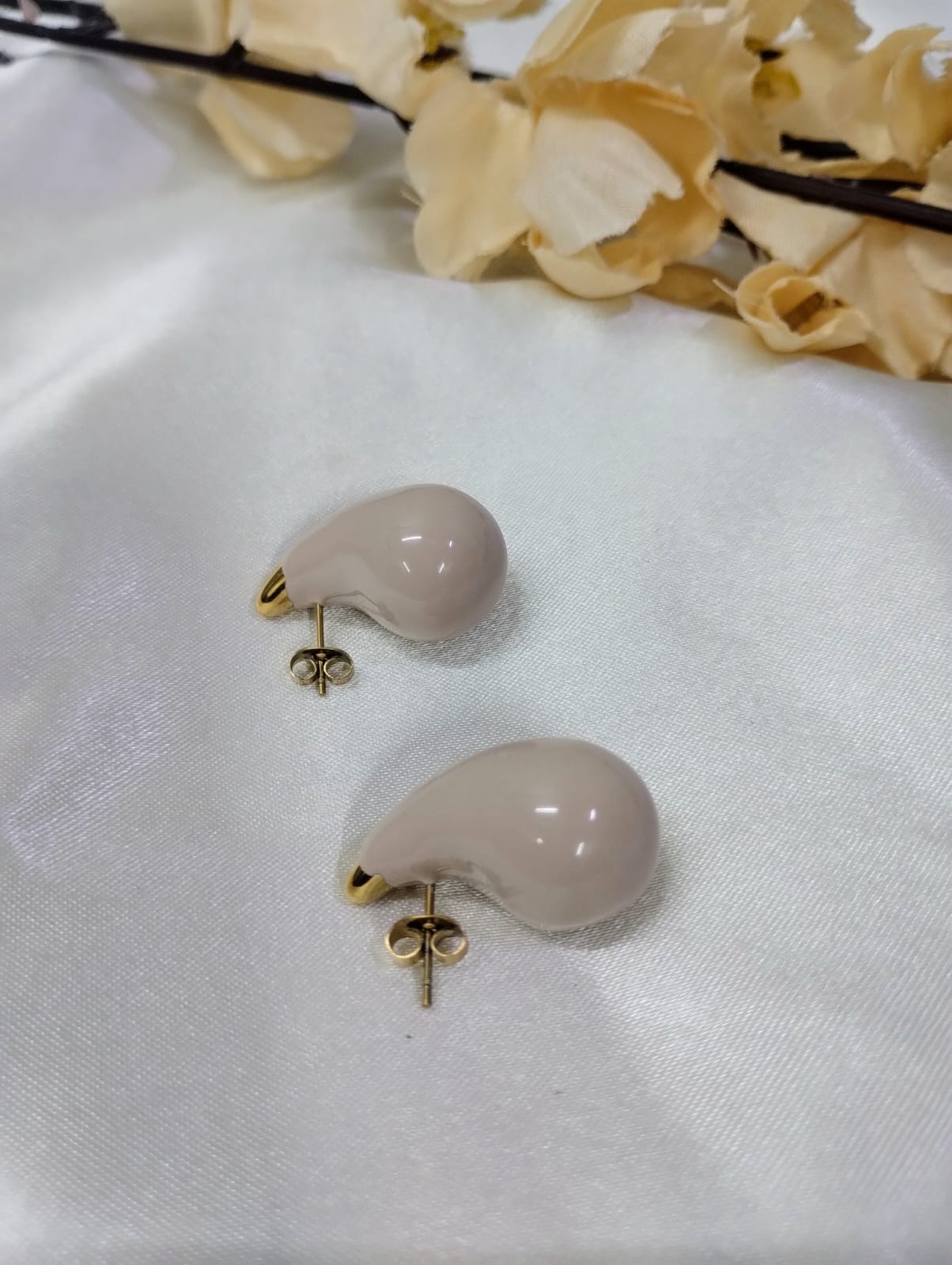 Beige Dewdrop Earrings