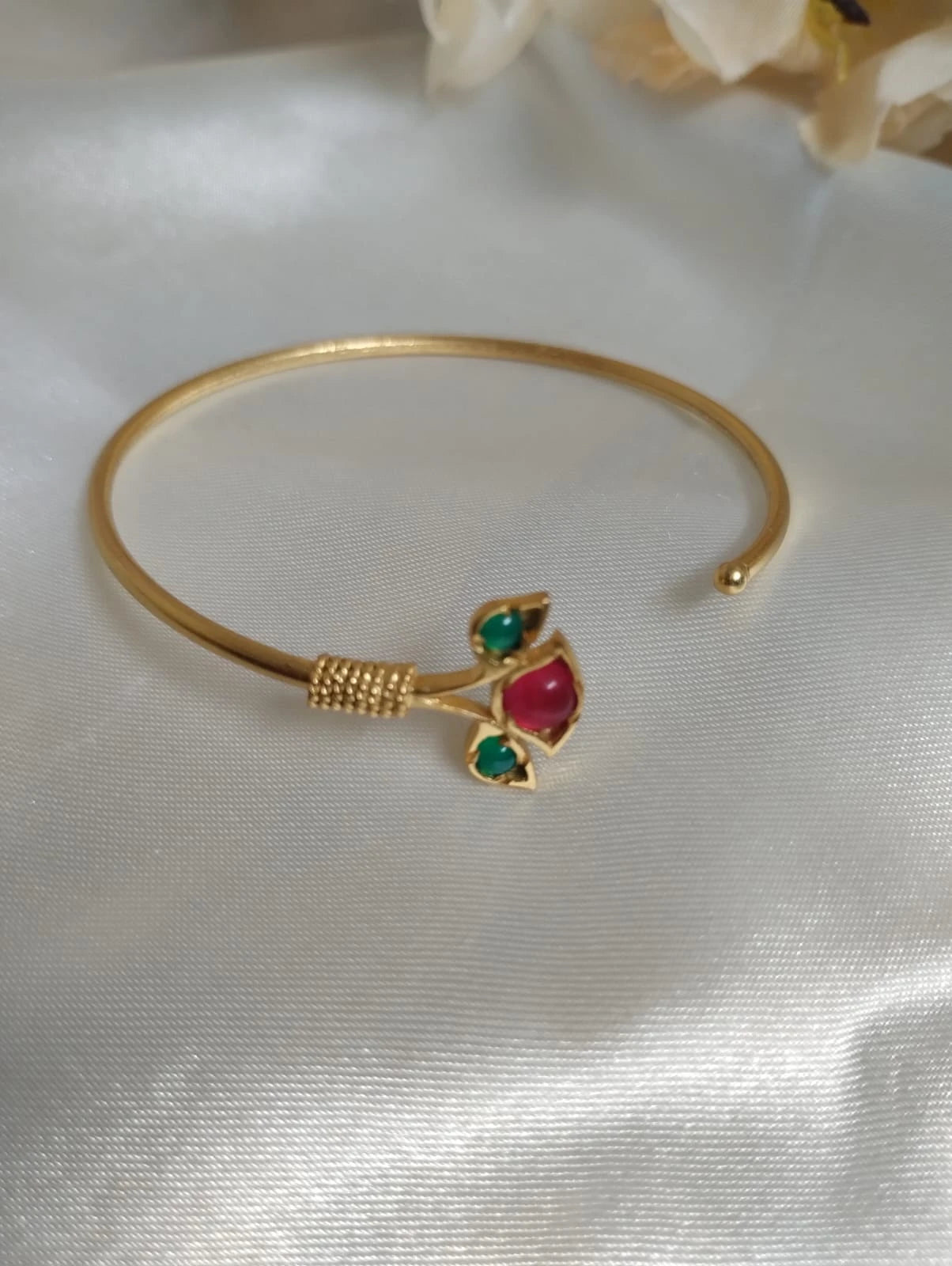 BRACELET & BANGLES