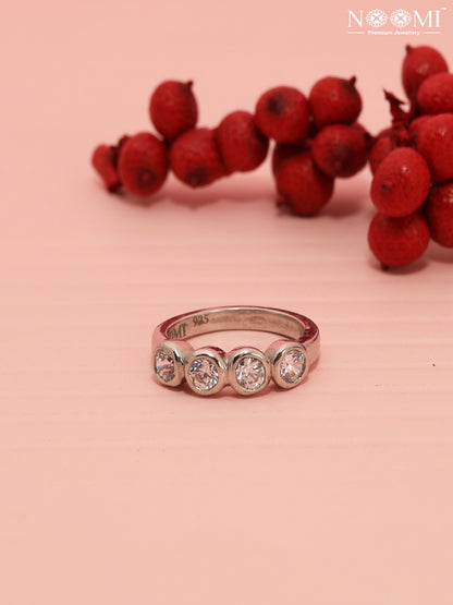 Swarovski. 925 Silver Ring. NOOMI.  